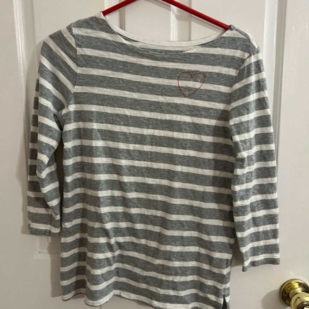 Women’s old navy 3/4 sleeve length shirt. Size small. Valentines Day shirt